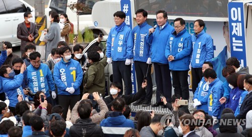 오중기-허대만 후보 지원 유세하는 이낙연 위원장(포항=연합뉴스) 김인철 기자 = 더불어민주당 이낙연 상임공동선대위원장이 13일 경북 포항시청 앞에서 포항북구 오중기, 남구울릉군 허대만 후보 지원 유세를 하고 있다. 2020.4.13 yatoya@yna.co.kr