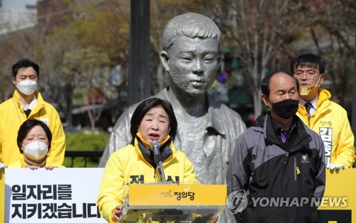 발언하는 정의당 심상정 대표(서울=연합뉴스) 류영석 기자 = 정의당 심상정 대표가 13일 오전 서울 종로구 청계천 전태일다리에서 열린 '60시간 정의당 살리기' 현장선대위에서 발언하고 있다. 2020.4.13 ondol@yna.co.kr