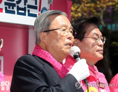 충북서 지원 유세하는 김종인(청주=연합뉴스) 이승민 기자 = 미래통합당 김종인 총괄선대위원장이 13일 오후 청주시 상당구 성안길에서 청주 권역에 출마한 후보 지원 유세를 하고 있다. 2020.4.13 logos@yna.co.kr