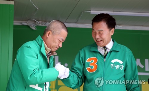 주먹인사하는 손학규-조형철(전주=연합뉴스) 나보배 기자 = 민생당 손학규 상임선대위원장이 13일 오후 전북 전주시 서부시장 삼거리에서 조형철(전주을) 후보의 지원 유세하며 주먹 인사하고 있다. 2020.4.13 warm@yna.co.kr