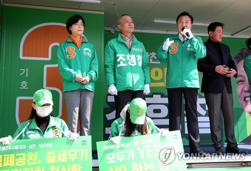 조형철 후보 지원 유세하는 손학규(전주=연합뉴스) 나보배 기자 = 민생당 손학규 상임선대위원장이 13일 오후 전북 전주시 서부시장 삼거리에서 조형철(전주을) 후보의 지원 유세하고 있다. 2020.4.13 warm@yna.co.kr