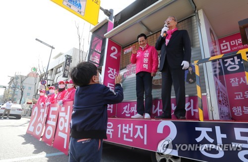 어린이도 관심집중(대전=연합뉴스) 김준범 기자 = 13일 오후 대전시 유성구 장대동 유성시장 인근에서 한 어린이가 미래통합당 김종인 총괄선대위원장 연설을 들으며 박수치고 있다. 2020.4.13 psykims@yna.co.kr