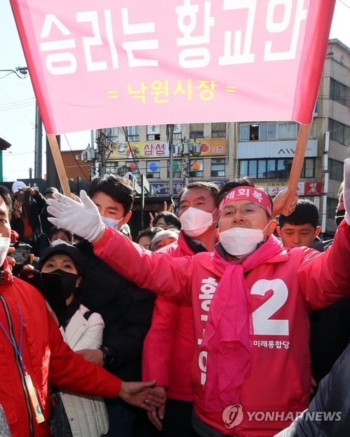 황교안, '경제회복' 머리띠 두르고(서울=연합뉴스) 진성철 기자 = 미래통합당 서울 종로 황교안 국회의원 후보가 13일 서울 종로구 낙원상가 앞 거리유세에서 '경제회복' 머리띠를 두르고 지지자들을 만나고 있다. 2020.4.13 zjin@yna.co.kr