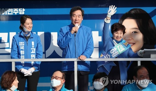 이낙연 위원장, 전혜숙-고민정 후보 지원 유세(서울=연합뉴스) 김인철 기자 = 더불어민주당 이낙연 상임공동선대위원장이 13일 서울 광진구 건대입구역 사거리에서 광진갑 전혜숙, 광진을 고민정 후보 지원 유세를 하고 있다. 2020.4.13 yatoya@yna.co.kr