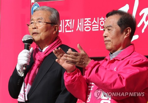 김병준 지원 발언하는 김종인 총괄선대위원장(세종=연합뉴스) 김주형 기자 = 미래통합당 김종인 총괄선대위원장(왼쪽)이 13일 오후 세종시 종촌동에서 열린 김병준(세종시 을) 후보의 유세에서 지원 발언을 하고 있다. 2020.4.13 kjhpress@yna.co.kr