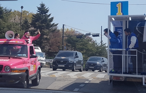 2020년 4월 14일 유세 도중 마주친 더불어민주당 이낙연 후보와 미래통합당 황교안 후보. [이낙연 후보 측 제공. 재판매 및 DB 금지]