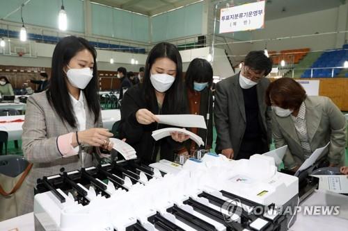 투표지 분류기 점검(촬영 조남수 기자)