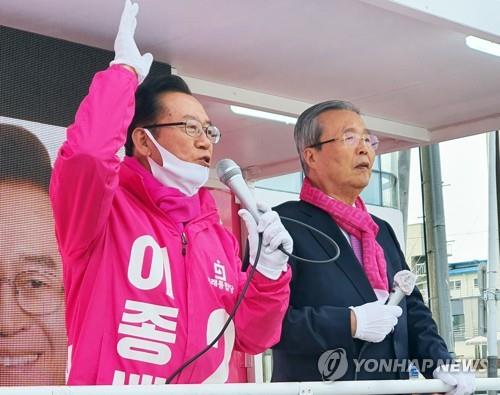 지난 13일 이종배 후보 지원 유세를 위해 충주를 방문한 미래통합당 김종인 총괄선대위원장.
 [연합뉴스 자료사진]