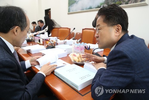 기한내 끝내는 걸로(서울=연합뉴스) 안정원 기자 = 27일 오전 서울 여의도 국회에서 열린  기획재정위원회 조세소위원회에서 김정우 위원장(오른쪽.더불어민주당)과  자유한국당 추경호 간사가 대화하고 있다. 2019.11.27 jeong@yna.co.kr