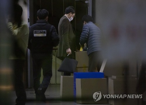 신천지교회 행정조사 물품 확보(대구=연합뉴스) 윤동진 기자 = 대구 남구 신천지교회(대구교회)의 행정조사가 실시된 지난 3월 12일 오후 건물 안에 대구시와 경찰이 확보한 물품이 건물 안에 쌓여있다.