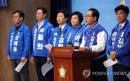 민주당, 종부세 감면 관련 부동산 대책 합동 기자회견(서울=연합뉴스) 김인철 기자 = 더불어민주당 김성곤 후보(오른쪽 두번째)가 27일 오전 국회 소통관에서 열린 부동산 대책 합동 기자회견에서 종부세 감면 관련 발언을 하고 있다. 2020.3.27 yatoya@yna.co.kr