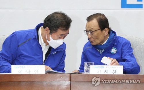 대화하는 민주당 이해찬-이낙연(서울=연합뉴스) 안정원 기자 = 더불어민주당 이해찬 이낙연 상임선대위원장이 14일 서울 여의도 국회에서 열린 더불어민주당-더불어시민당 합동 선거대책위원회에 대화하고 있다.2020.4.14 jeong@yna.co.kr