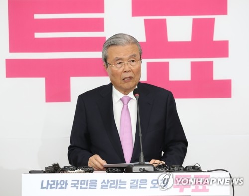 김종인 총괄선대위원장 기자회견(서울=연합뉴스) 김인철 기자 = 21대 국회의원 선거를 하루 앞둔 14일 오전 미래통합당 김종인 총괄선대위원장이 여의도 국회에서 기자회견을 하고 있다. 2020.4.14 yatoya@yna.co.kr