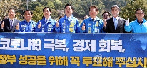 기자회견 중인 민주당 경남 후보들(김해=연합뉴스) 박정헌 기자 = 경남지역에 출마한 더불어민주당 조성환 (왼쪽부터)·민홍철·김두관·이재영 후보가 14일 오전 경남 김해시 봉하마을을 찾아 노무현 전 대통령 묘역을 참배한 후 지지를 호소하고 있다. 2020.4.14 home1223@yna.co.kr