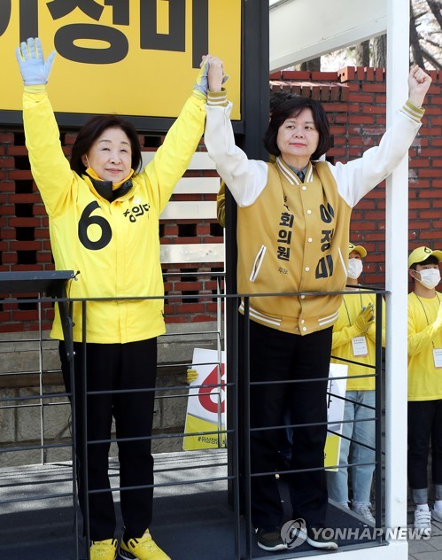 이정미 지원 나선 심상정(인천=연합뉴스) 윤태현 기자 =  정의당 심상정 대표가 제21대 총선을 하루 앞둔 14일 오전 인천시 연수구 동춘동 한 사거리에서 인천 연수을 이정미 후보와 손을 들어 인사하며 지지를 호소하고 있다. 2020.4.14 tomatoyoon@yna.co.kr