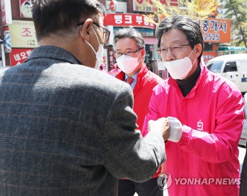 시민들과 인사하는 유승민(안산=연합뉴스) 홍기원 기자 = 미래통합당 유승민 의원이 14일 오후 경기도 안산시 단원구 광덕동로에서 제21대 국회의원선거 안산단원을에 출마한 박순자 후보 지원 유세를 하며 시민들과 인사하고 있다. 2020.4.14 xanadu@yna.co.kr