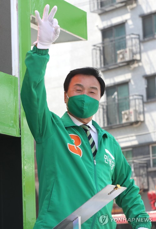 막판 총력 유세하는 손학규 위원장(서울=연합뉴스) 최재구 기자 = 민생당 손학규 상임선대위원장이 제21대 국회의원 선거를 하루 앞둔 14일 서울 광진구 용마사거리에서 광진구갑에 출마한 임동순 후보의 지원 유세를 하고 있다. 2020.4.14 jjaeck9@yna.co.kr