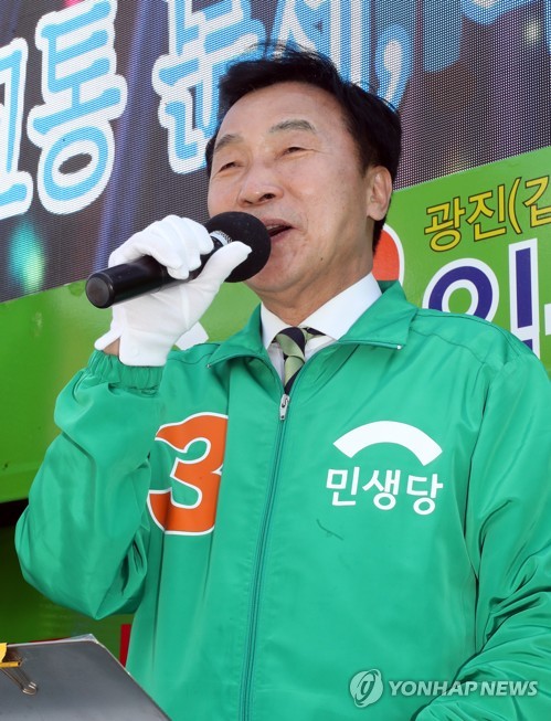 막판 총력 유세하는 손학규 위원장(서울=연합뉴스) 최재구 기자 = 민생당 손학규 상임선대위원장이 제21대 국회의원 선거를 하루 앞둔 14일 서울 광진구 용마사거리에서 광진구갑에 출마한 임동순 후보의 지원 유세를 하고 있다. 2020.4.14 jjaeck9@yna.co.kr