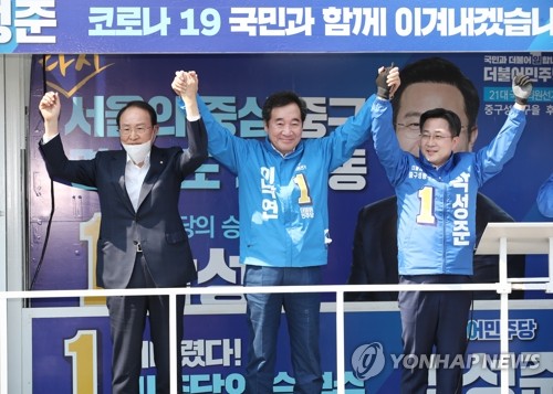 박성준 후보와 합동 유세하는 이낙연 후보(서울=연합뉴스) 김인철 기자 = 21대 총선 서울 종로에 출마한 더불어민주당 이낙연 후보(가운데)가 14일 종로5가 마전교 앞에서 최운열 의원, 중구ㆍ성동을 박성준 후보와 합동 유세를 하고 있다. 2020.4.14 yatoya@yna.co.kr