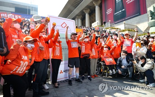 당원들과 환호하는 안철수(서울=연합뉴스) 류영석 기자 = 국민의당 안철수 대표가 제21대 국회의원선거를 하루 앞둔 14일 오후 서울 종로구 세종문화회관 앞에서 국토종주 관련 기자회견을 마친 뒤 당원들과 함께 환호하고 있다. 2020.4.14 ondol@yna.co.kr
