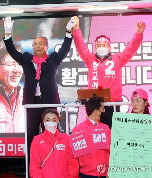 종로 평창동에서 지지 호소하는 황교안·김종인(서울=연합뉴스) 진성철 기자 = 미래통합당 서울 종로 후보인 황교안 대표(오른쪽)와 김종인 총괄선대위원장이 제21대 총선 하루 전인 14일 서울 종로구 평창동에서 미래한국당 비례대표 후보들과 함께 지지를 호소하고 있다. 2020.4.14 zjin@yna.co.kr