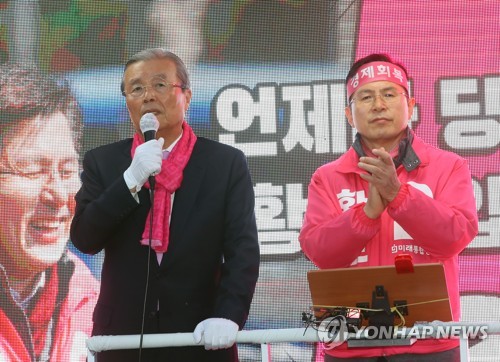 지지호소하는 황교안과 김종인(서울=연합뉴스) 진성철 기자 = 미래통합당 김종인 총괄선대위원장이 제21대 총선 하루 전인 14일 서울 종로구 평창동 거리유세에서 연설하던 중 서울 종로 후보인 황교안 대표가 박수치고 있다. 2020.4.14 zjin@yna.co.kr