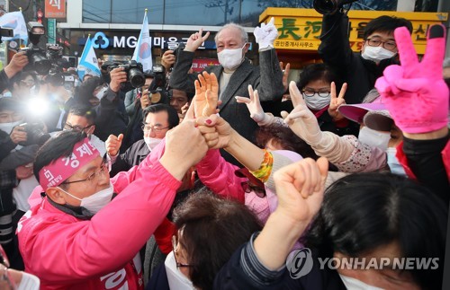 지지자들 만나는 황교안(서울=연합뉴스) 진성철 기자 = 미래통합당 서울 종로 국회의원 후보인 황교안 대표가 제21대 총선 하루전인 14일 서울 종로구 평창동 거리유세에서 지지자들을 만나고 있다.  2020.4.14 zjin@yna.co.kr