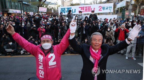 황교안·김종인, 지지자들 환호에(서울=연합뉴스) 진성철 기자 = 미래통합당 서울 종로 후보인 황교안 대표(왼쪽)와 김종인 총괄선대위원장이 제21대 총선 하루 전인 14일 서울 종로구 평창동 거리유세에서 지지자들을 향해 손을 들고 있다. 2020.4.14 zjin@yna.co.kr