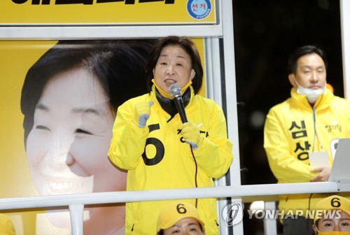 심상정 "정의당을 교섭단체로 만들어달라"(고양=연합뉴스) 김병만 기자 = 14일 밤 경기도 고양시 화정역 광장에서 정의당 심상정 대표가 마지막 불꽃 유세를 펼치고 있다.
     2020.4.14 kimb01@yna.co.kr
