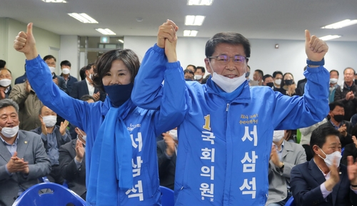 환호하는 서삼석 후보[서삼석 후보측 제공·재판매 및 DB 금지]