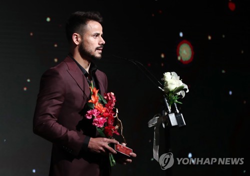 지난해 K리그 시상식 베스트11 소감 밝히는 세징야[연합뉴스 자료사진]
