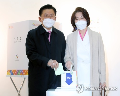 투표하는 황교안 후보 부부(서울=연합뉴스) 임헌정 기자 = 제21대 국회의원선거 서울 종로에 출마한 미래통합당 황교안 후보가 15일 서울 종로구 동성고등학교에 설치된 혜화동 제3투표소에서 부인 최지영 씨와 함께 투표하고 있다. 2020.4.15 kane@yna.co.kr