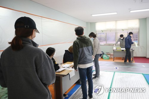 투표장에서도 '거리 두기'(광주=연합뉴스) 천정인 기자 = 제21대 총선 투표일인 15일 오전 광주 남구 봉선동 불로초등학교에 마련된 투표소에서 선거인들이 거리 두기를 하며 투표 순서를 기다리고 있다. 2020.4.15 iny@yna.co.kr