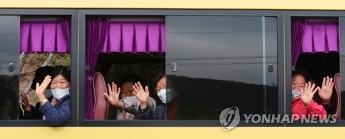 시골 마을 주민들도 "투표합니다"(나주=연합뉴스) 박철홍 기자 = 제21대 총선 투표일인 15일 오전 전남 나주시 문평면의 유권자들이 선거관리위원회가 오지마을을 대상을 운영하는 선거인 투표 편의 지원 차량에 올라 손을 흔들고 있다. 2020.4.15 pch80@yna.co.kr