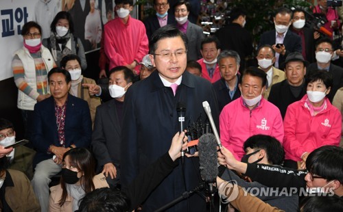 황교안 후보 소감은?(서울=연합뉴스) 서명곤 기자 = 제21대 국회의원선거 서울 종로에 출마한 미래통합당 황교안 후보가 15일 오후 서울 종로구 선거 사무소에서 선거 결과 관련 소감을 밝히고 있다. 2020.4.15 seephoto@yna.co.kr