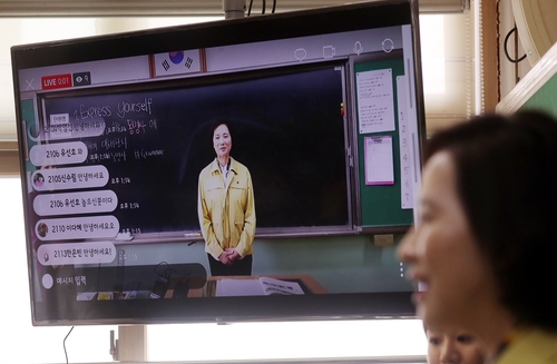 온라인 수업에 등장한 유은혜 부총리(인천=연합뉴스) 윤태현 기자 = 유은혜 부총리 겸 교육부장관이 16일 오후 인천시 강화군 강서중학교에서 진행된 온라인수업에 참석해 학생들에게 인사말을 전하고 있다. 2020.4.16
tomatoyoon@yna.co.kr
(끝)