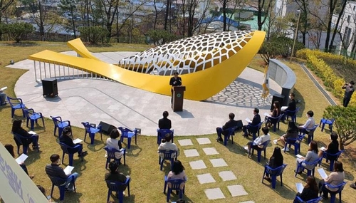 세월호 참사 6주기인 16일 안산 단원고가 운동장 옆 추모 조형물 앞에서 추모식을 진행하는 모습. [안산 단원고 제공. 재판매 및 DB금지]