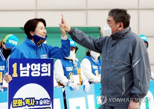 지지 호소하는 남영희(인천=연합뉴스) 윤태현 기자 = 제21대 총선 인천 동구미추홀을에 출마한 더불어민주당 남영희 후보가 2일 오전 인천시 미추홀구 제물포역 앞에서 한 시민에게 지지를 호소하고 있다. 2020.4.2 tomatoyoon@yna.co.kr