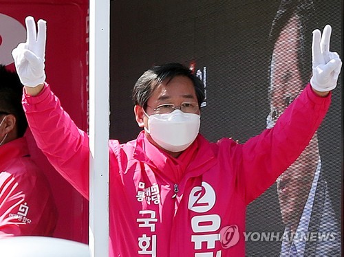 2번 지지 호소하는 유정복(인천=연합뉴스) 윤태현 기자 = 제21대 총선 인천 남동갑에 출마한 미래통합당 유정복 후보가 6일 오전 인천시 남동구 구월동 한 도로에서 시민들을 향해 지지를 호소하고 있다. 2020.4.6 tomatoyoon@yna.co.kr