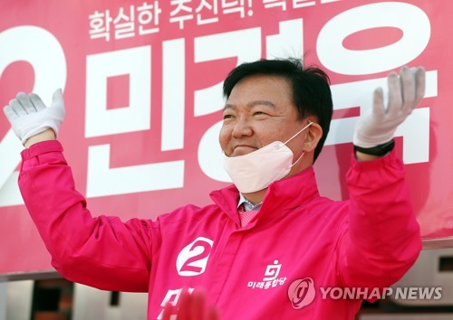 율동으로 지지 호소하는 민경욱(인천=연합뉴스) 윤태현 기자 = 제21대 총선 인천 연수을에 출마한 미래통합당 민경욱 후보가 9일 오후 인천시 연수구 동춘동 한 사거리에서 율동을 선보이며 시민들에게 지지를 호소하고 있다. 2020.4.9 tomatoyoon@yna.co.kr