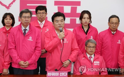 발언하는 원유철 대표(서울=연합뉴스) 김인철 기자 = 미래한국당 원유철 대표가 14일 오전 국회에서 열린 미래통합당-미래한국당 '둘째 칸 찍기' 캠페인에서 발언하고 있다. 2020.4.14 yatoya@yna.co.kr