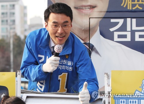 제21대 국회의원선거 안산단원을에 출마한 더불어민주당 김남국 후보가 2020년 4월 14일 오후 경기도 안산시 별망초교사거리에서 지지를 호소하고 있는 모습. [연합뉴스 자료사진]