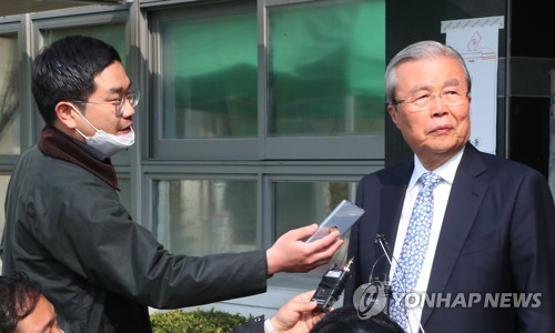 질문 받는 김종인 총괄선대위원장(서울=연합뉴스) 김종인 미래통합당 총괄선대위원장이 15일 서울 종로구 하비에르국제학교 체육관에서 투표를 마친 뒤 보도진 질문을 받고 있다. 2020.4.15 photo@yna.co.kr