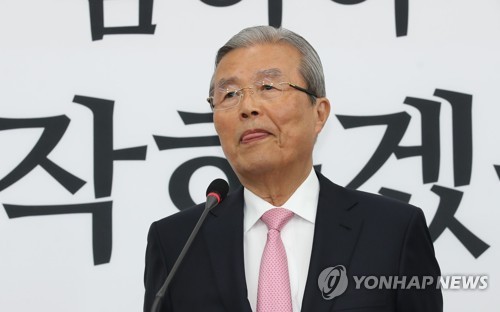 취재진 질문 듣는 김종인 총괄선대위원장(서울=연합뉴스) 김인철 기자 = 미래통합당 김종인 총괄선거대책위원장이 16일 오전 국회에서 제21대 국회의원 선거 결과 관련 기자회견을 마치고 취재진 질문을 듣고 있다. 2020.4.16 yatoya@yna.co.kr