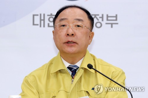 홍남기 부총리 "특단의 대책이 필요한 상황 입니다"(세종=연합뉴스) 김주형 기자 = 홍남기 경제부총리 겸 기획재정부 장관이 16일 오전 세종시 정부세종청사에서 열린 코로나19 극복을 위한 긴급재난지원금 지원방안 등 2020년 제2회 추가경정예산안 관련 합동브리핑에서 발언하고 있다. kjhpress@yna.co.kr