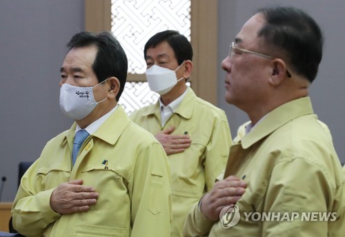 국기에 경례하는 정세균 총리와 국무위원들(세종=연합뉴스) 김주형 기자 = 정세균 국무총리가 16일 오전 세종시 정부세종청사에서 열린 임시 국무회의에서 참석한 국무위원들과 국기에 경례하고 있다. 
    왼쪽부터 정 총리, 진영 행정안전부 장관, 홍남기 경제부총리 겸 기획재정부 장관. 2020.4.16 kjhpress@yna.co.kr