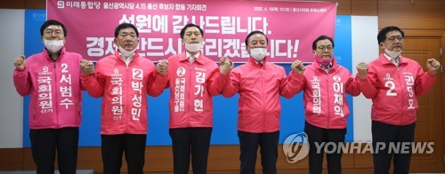 감사 인사하는 울산 미래통합당 당선인들(울산=연합뉴스) 김용태 기자 = 16일 오전 울산시의회 프레스센터에서 제21대 국회의원 선거에서 승리한 미래통합당 당선인들이 유권자들에게 감사 인사를 전하고 있다. 왼쪽부터 울주 서범수 당선인, 중구 박성민 당선인, 남구을 김기현 당선인, 정갑윤 시당 선거대책위원장, 남구갑 이채익 당선인, 동구 권명호 당선인. 2020.4.16 yongtae@yna.co.kr