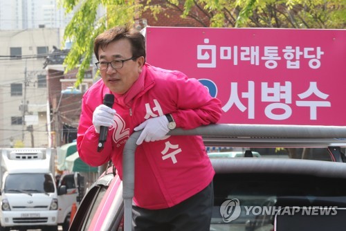 당선 인사하는 서병수(부산=연합뉴스) 강덕철 기자 = 4.15총선 부산 부산진구갑 미래통합당 서병수 당선인이 16일 부산진구 초읍동 거리에서 시민들에게 감사 인사를 하고 있다. 2020.4.16 kangdcc@yna.co.kr