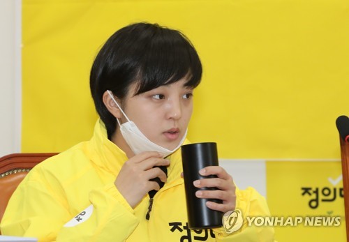 음료 마시는 류호정(서울=연합뉴스) 하사헌 기자 = 정의당 비례대표 당선이 전망되는 류호정 당 IT산업노동특별위원장이 16일 오전 서울 여의도 국회에서 열린 중앙선대위 해단식에서 음료를 마시고 있다. 2020.4.16 toadboy@yna.co.kr