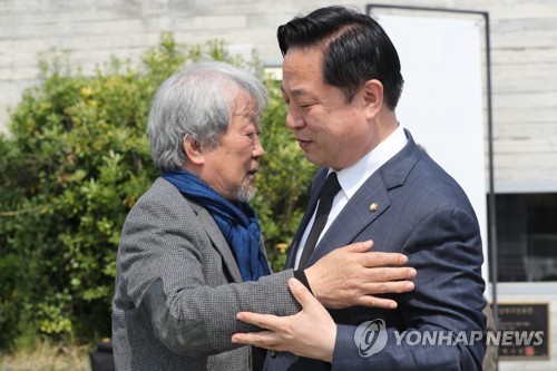 명계남과 포옹하는 김두관 의원(김해=연합뉴스) 우정식 기자 = 16일 더불어민주당 양산시을 선거구 당선자인 김두관 의원(오른쪽)이 김해 봉하마을을 방문해 배우 명계남(동방우로 개명)씨와 만나 포옹하고 있다. 2020.4.16 uhcho@yna.co.kr